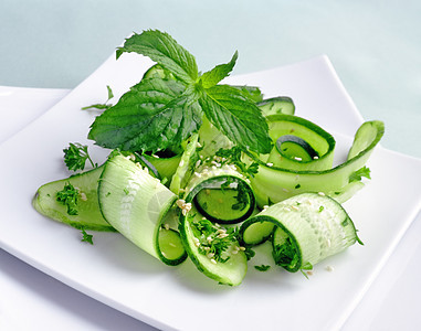 黄瓜沙拉加绿色和芝麻莴苣宏观美食种子饮食香料敷料长叶蔬菜水果图片