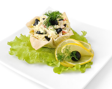 沙拉和蟹肉在篮子里面团草药柠檬咖啡店餐厅盘子产品自助餐小酒馆图片