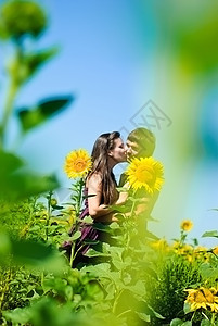 幸福的年轻夫妇家庭女朋友场地公园天空友谊女士朋友们男朋友女孩图片