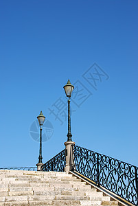 带有传统灯柱蓝天的旧楼梯道天空建筑学蓝色金属路面公园历史性建筑古董邮政图片