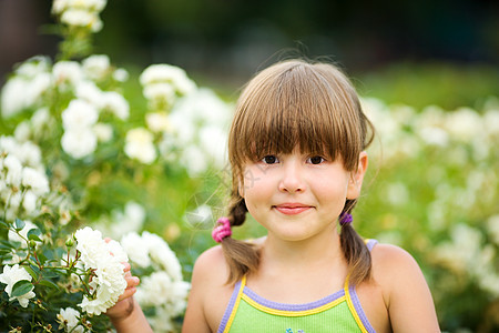 女孩笑着微笑幸福孩子绿色花朵乐趣童年快乐喜悦活力图片