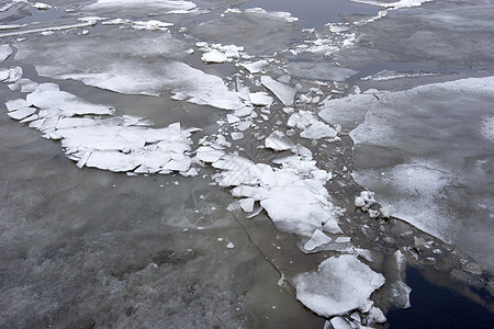 冰的飘动池塘流动下雪冻结太阳风景冷冻漂流环境溪流图片