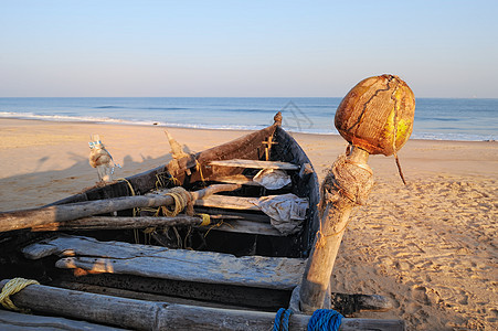 Wooden渔船钓鱼天空海浪海滩地平线旅行蓝色日出海岸阳光图片