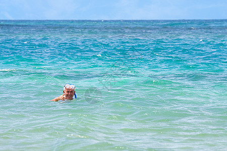 热带水域中老年公民的潜伏呼吸管娱乐海洋男人旅行里科假期老年游泳退休图片