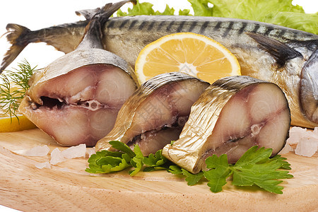 含有竹鱼的成分鲭鱼食物蔬菜药片绿色柠檬沙拉木头作品香菜图片