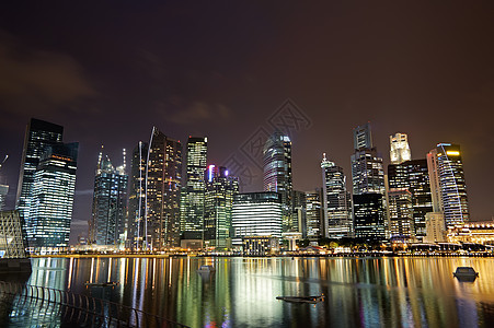 色彩多彩的夜晚建筑摩天大楼蓝色商业天空场景风景反射中心建筑学图片