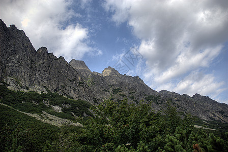 塔塔山绿色天空冒险山峰草地热情山脉场景顶峰树木图片