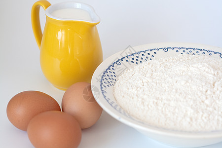 牛奶 鸡蛋和面粉投手陶瓷产品训练食物材料糕点甜点季节性营养图片