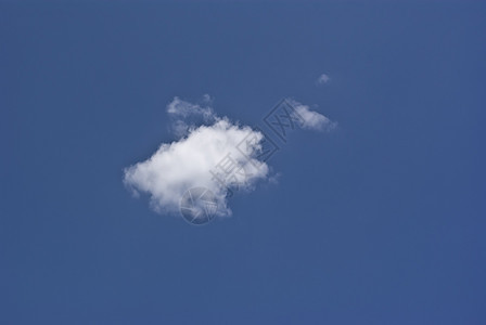 宁静的天空和云水分蓝天太阳气候阳光气象积雨环境蓝色沉淀图片