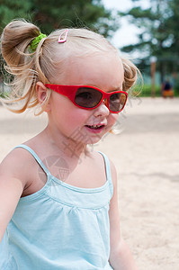 带着太阳眼镜的女孩婴儿儿童女性太阳镜孩子图片