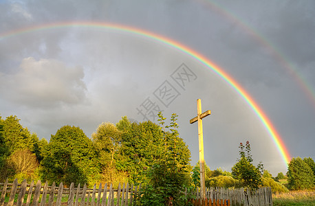 雨之后的彩虹和彩虹宗教天空风暴蓝色光谱绿色乡村气象天气天堂图片