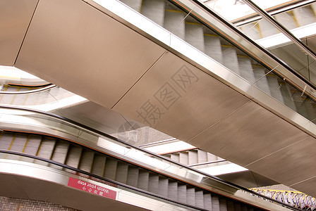 在现代建筑中 两个不同的方式是扶梯车站建筑学电梯城市白色楼梯蓝色自动扶梯交通购物中心图片