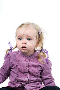 一个在演播室的小女孩女性儿童女儿编织女孩婴儿紫色白色孩子辫子图片