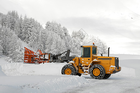 冬季公路地形降雪交通机器挖掘机山脉工作拖拉机卡车车辆图片