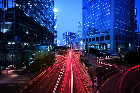 繁忙高速公路上的灯光小道图片