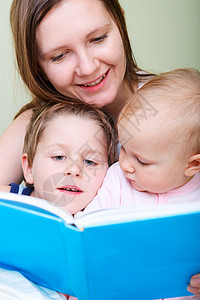 在床上家庭阅读投标成人妈妈卧室姐姐女士男生房间教育女性图片