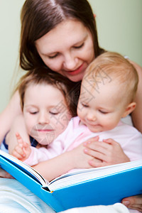 在床上家庭阅读兄弟成人女儿压痛宏观投标男生姐姐童年幸福图片