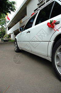 结婚车轿车运输引擎婚礼花朵结婚白色婚姻背景图片