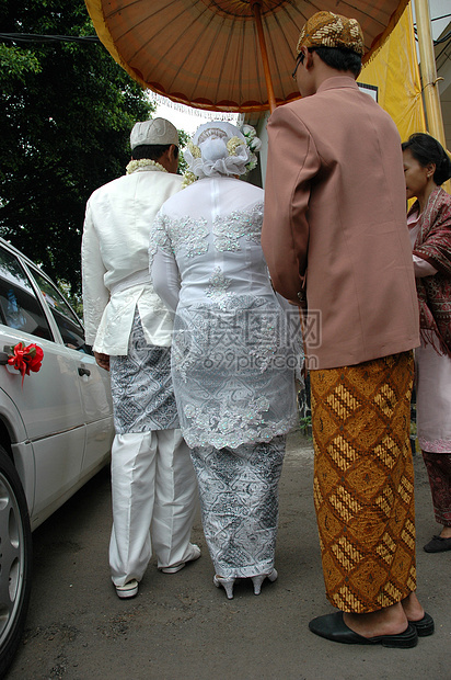 结婚夫妇女士男人男性女性裙子夫妻幸福婚礼恋人青年图片