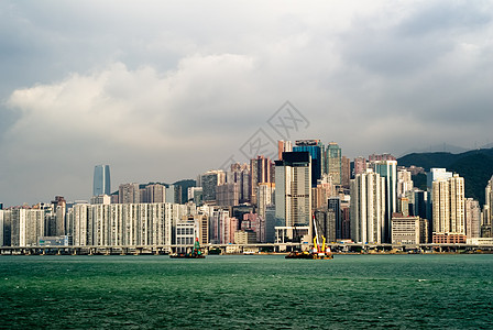 靠近海洋的高高建筑的城市风景旅行市中心金融吸引力海岸蓝色建筑学办公室港口天空图片