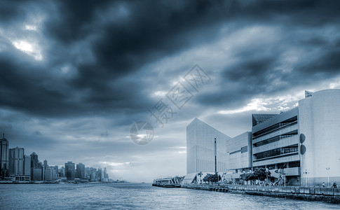 维多利亚港在香港的城市景色海洋办公室金融蓝色地标建筑商业场景摩天大楼景观图片