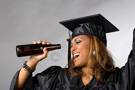 快乐的毕业晚会女孩小路文凭女士啤酒饮酒者派对教育女性少数民族背景图片