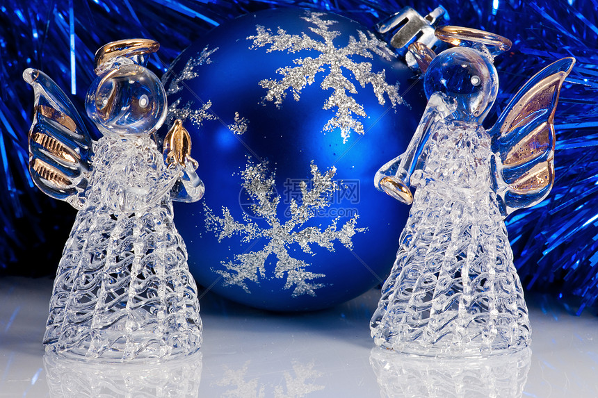 两个玻璃天使和圣诞树锡罐雪花棕榈金子翅膀玩具白色雨云镜子反射喇叭图片