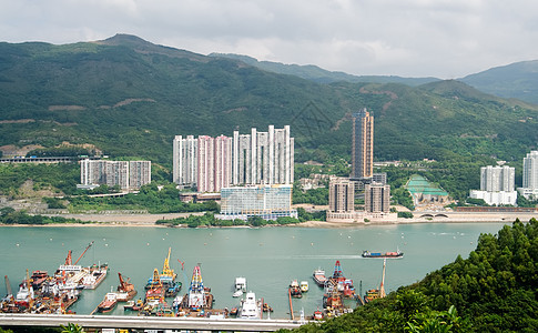 摩天大楼附近港口的多彩船只车辆地标城市海洋市中心建筑学场景码头蓝色景观图片