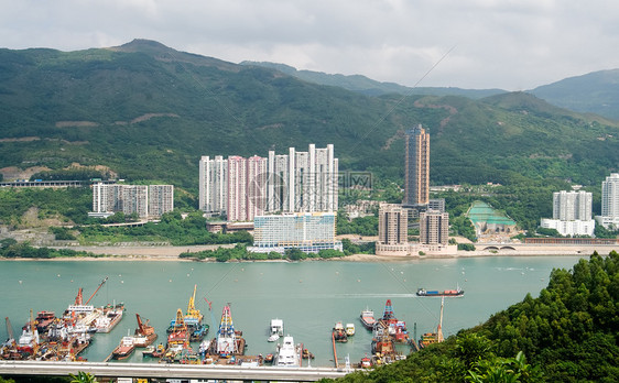 摩天大楼附近港口的多彩船只车辆地标城市海洋市中心建筑学场景码头蓝色景观图片