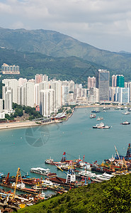 摩天大楼附近港口的多彩船只车辆地标海洋天空海岸公寓市中心场景运输码头图片