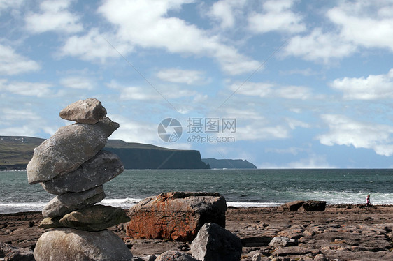 杜林海滩岩石堆叠着孩子探索图片