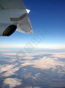 云彩之间地球排气翅膀飞机飞行机翼旅行工程天空蓝色图片
