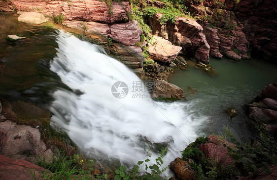 中国云台山的瀑水和级联茶点运泰旅行运动溪流旅游岩石矿物力量地质学图片