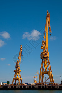 卡迪兹码头造船活力起重机船运金属黄色天空商业建筑港口图片
