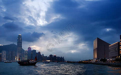 维多利亚港日落城市风景 香港有中国式的老船图片