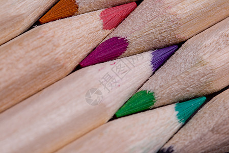 彩色铅笔白色艺术蓝色绘画橙子艺术家工具木头绿色学校背景图片