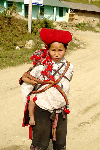 红色Hmong Sapa族妇女和婴儿种族海关戏服传统衣服女性山地乡村部落文化图片