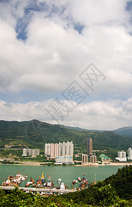 摩天大楼附近港口的多彩船只地标市中心爬坡公寓交通海洋海岸场景码头风景图片