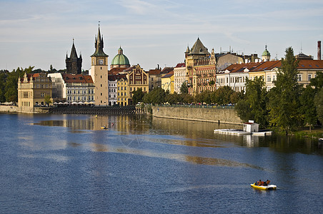布拉格和伏尔塔瓦日落场景工作城堡教会金子地标餐厅窗户反射图片