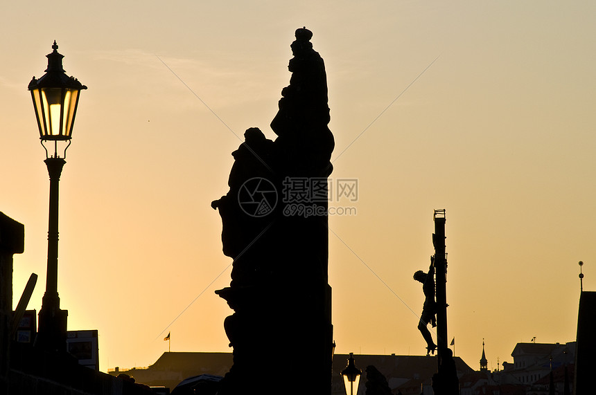 布拉格日落天空场景城堡街道教会反射景观房子艺术旅行图片