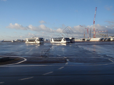 机场飞机场公共汽车天空飞机背景图片