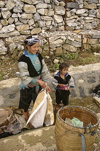 洗衣服的蓝苗女人团体少数民族戏服传统衬衫部落多样性女性珠宝风俗图片