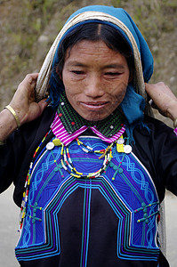 Ha Nhi族妇女种族部落头饰传统珠宝山地风俗少数民族文化蓝色图片