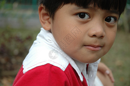 小男孩子青年孩子红色数字男性黑色衬衫公园白色背景图片