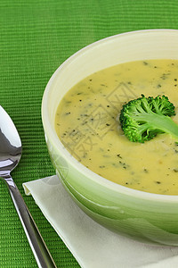 Broccoli 汤的奶油奶油状午餐素食美食银器照片餐巾勺子浓汤食物图片