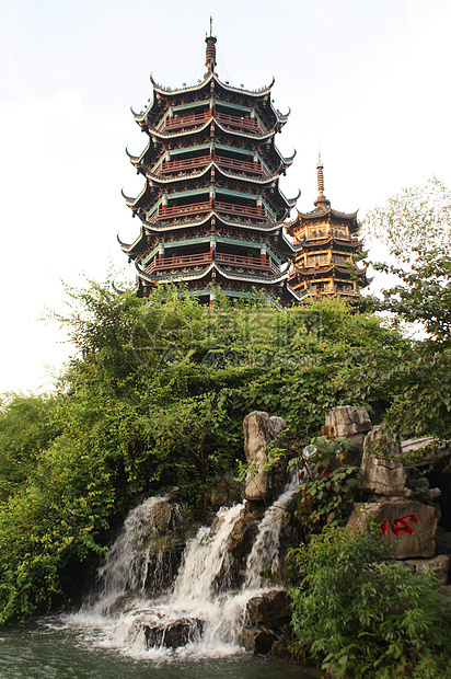 中国古林两座塔和瀑布图片