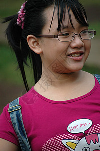 笑容甜美的小女孩数字紫色青年公园女士衬衫女性身体黑色未成年人图片
