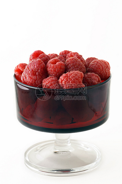 红色碗中草莓垂直图片