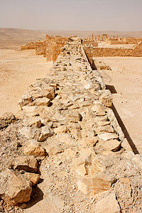 沙尘暴期间沙漠中古老堡垒的墙壁图片