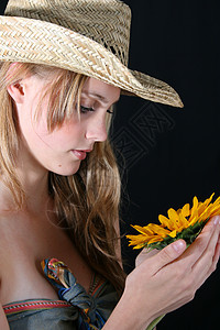女性模型长发工作室向日葵黑色化妆品花瓣唇彩金发背景帽子图片